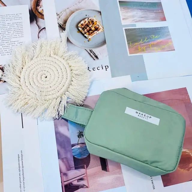 Stylish and Functional Makeup Bag - Durable Nylon Cosmetic Organizer